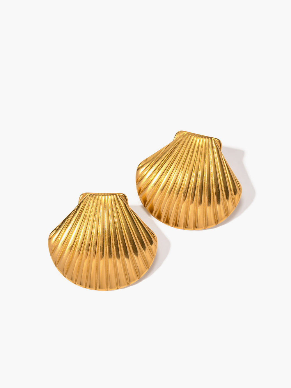Goldene Muschelstecker-Ohrringe