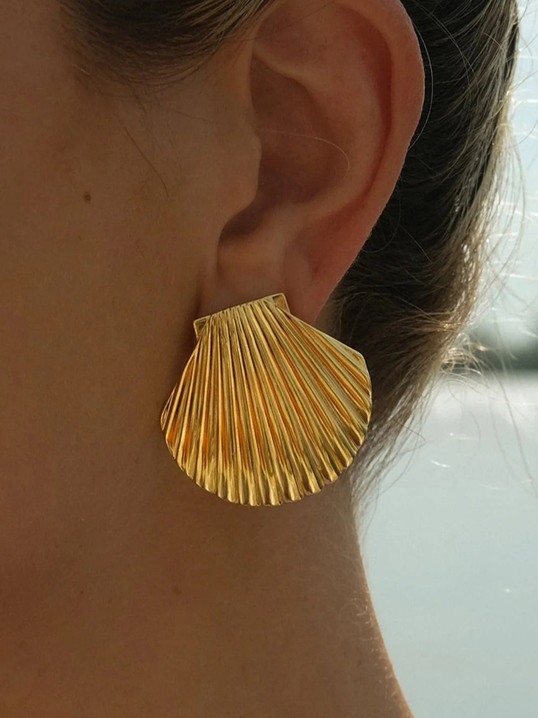Goldene Muschelstecker-Ohrringe