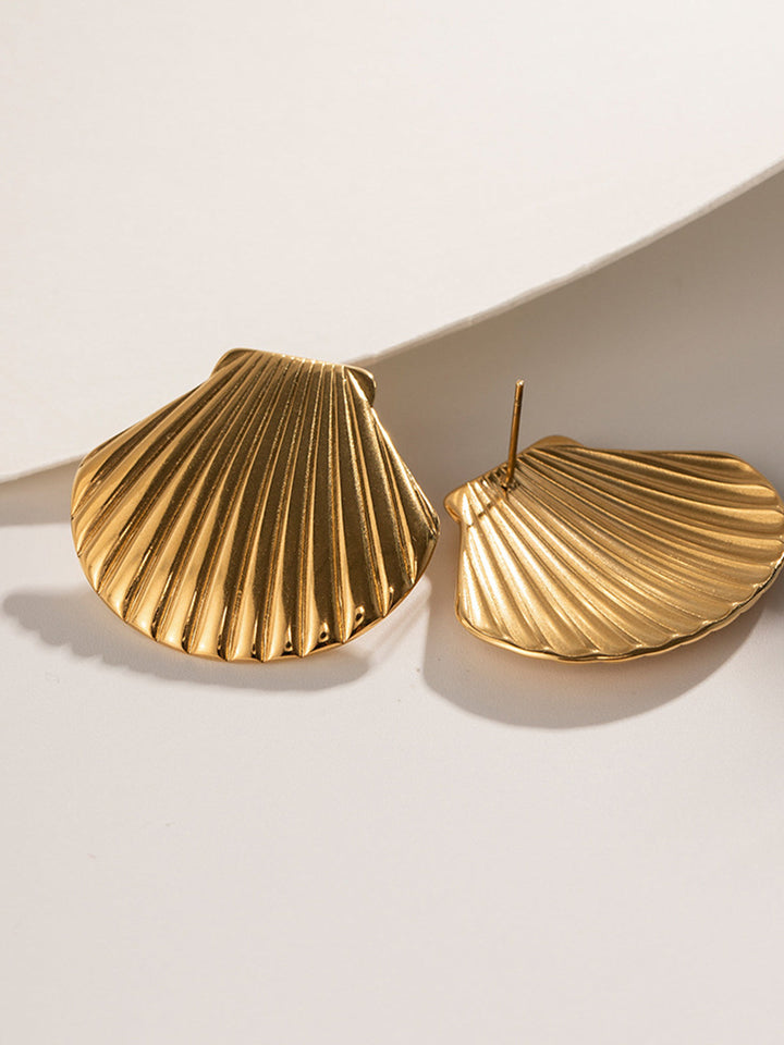 Goldene Muschelstecker-Ohrringe
