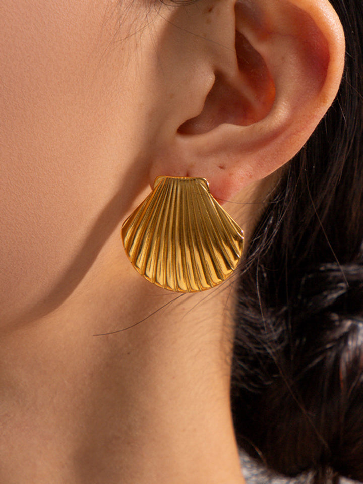 Goldene Muschelstecker-Ohrringe