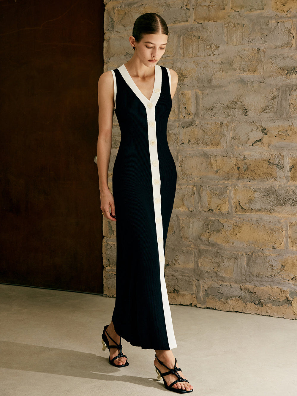 Kleid mit Kontrastbesatz und Knopfverschluss