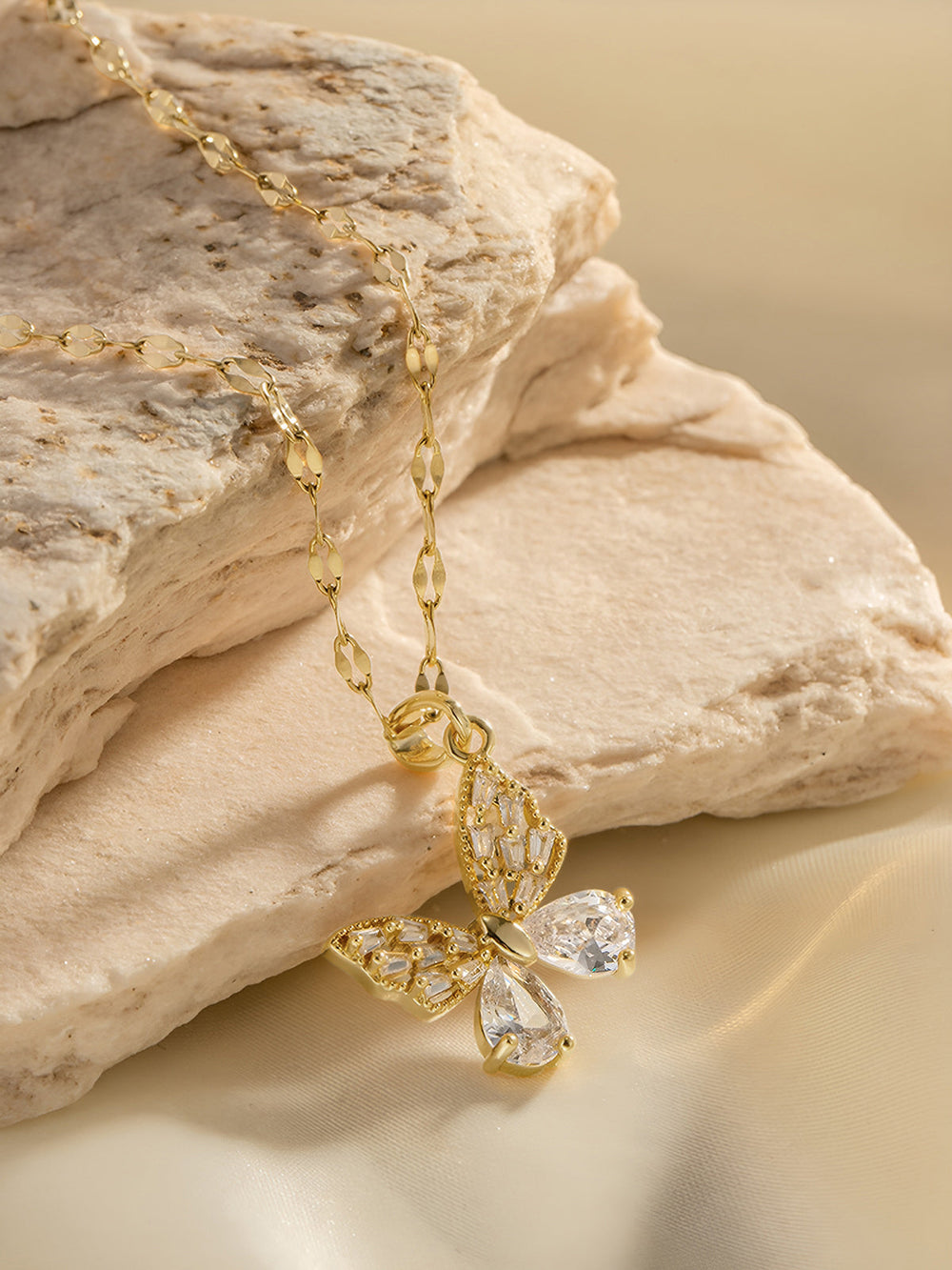 Goldene Schmetterlingshalskette