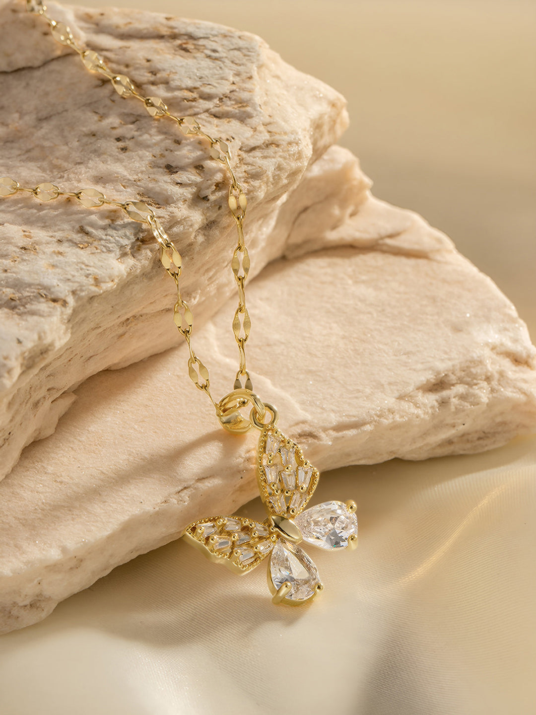 Goldene Schmetterlingshalskette