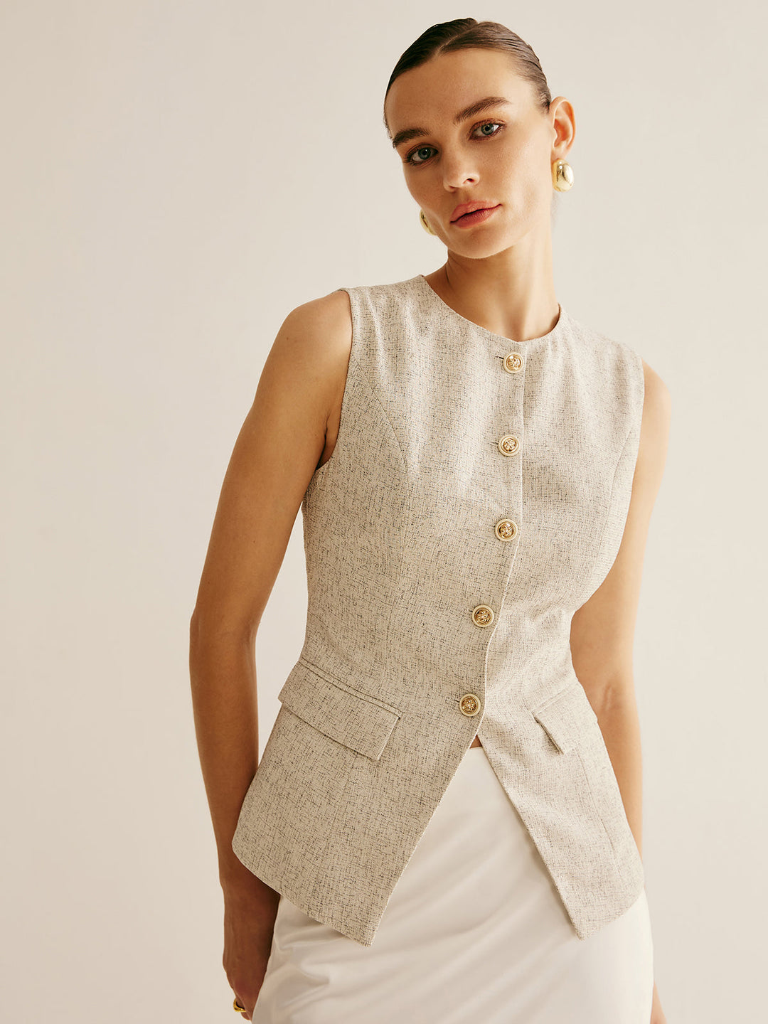 Elegante Weste mit durchbrochenen Hosenträgern und geteiltem Saum