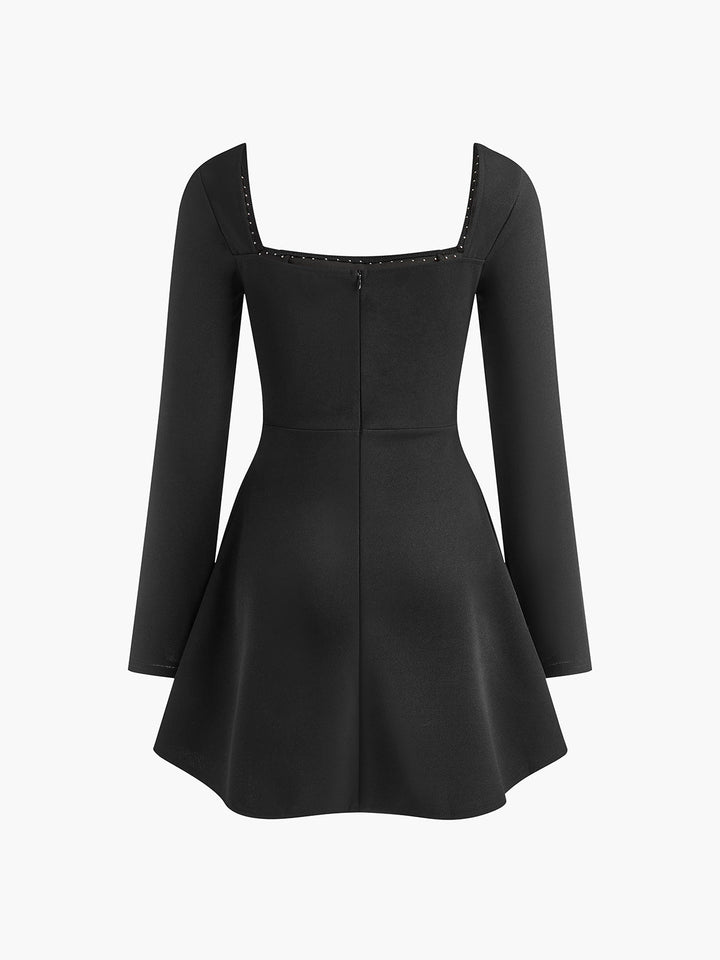 Kleid mit quadratischem Kragen und Perlendekor aus Plissee