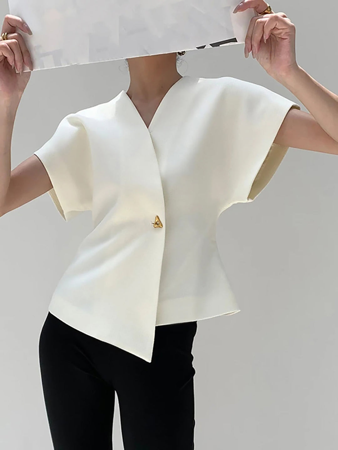Modische V-Ausschnitt-Bluse mit Knopfleiste