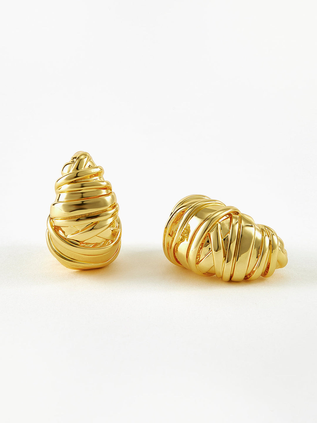 Goldfarbene Croissant Twist Steckohrringe