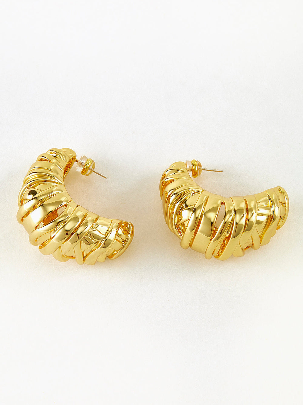 Goldfarbene Croissant Twist Steckohrringe