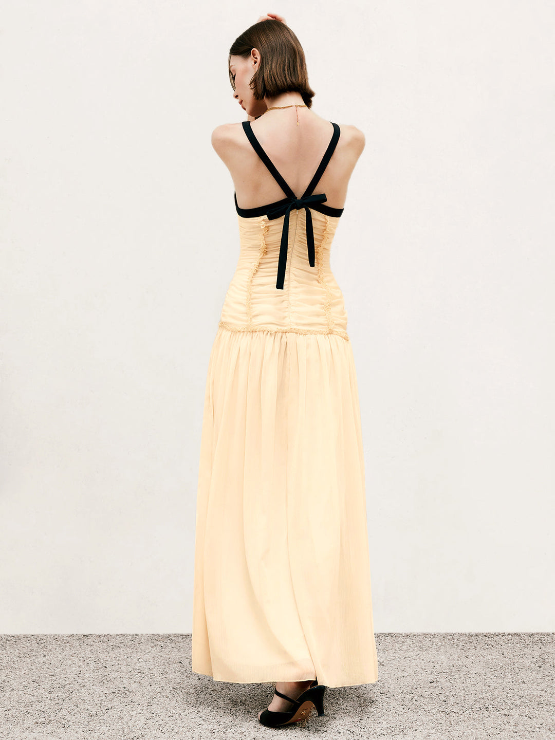 Kontrastpaspel-Kleid mit Falten