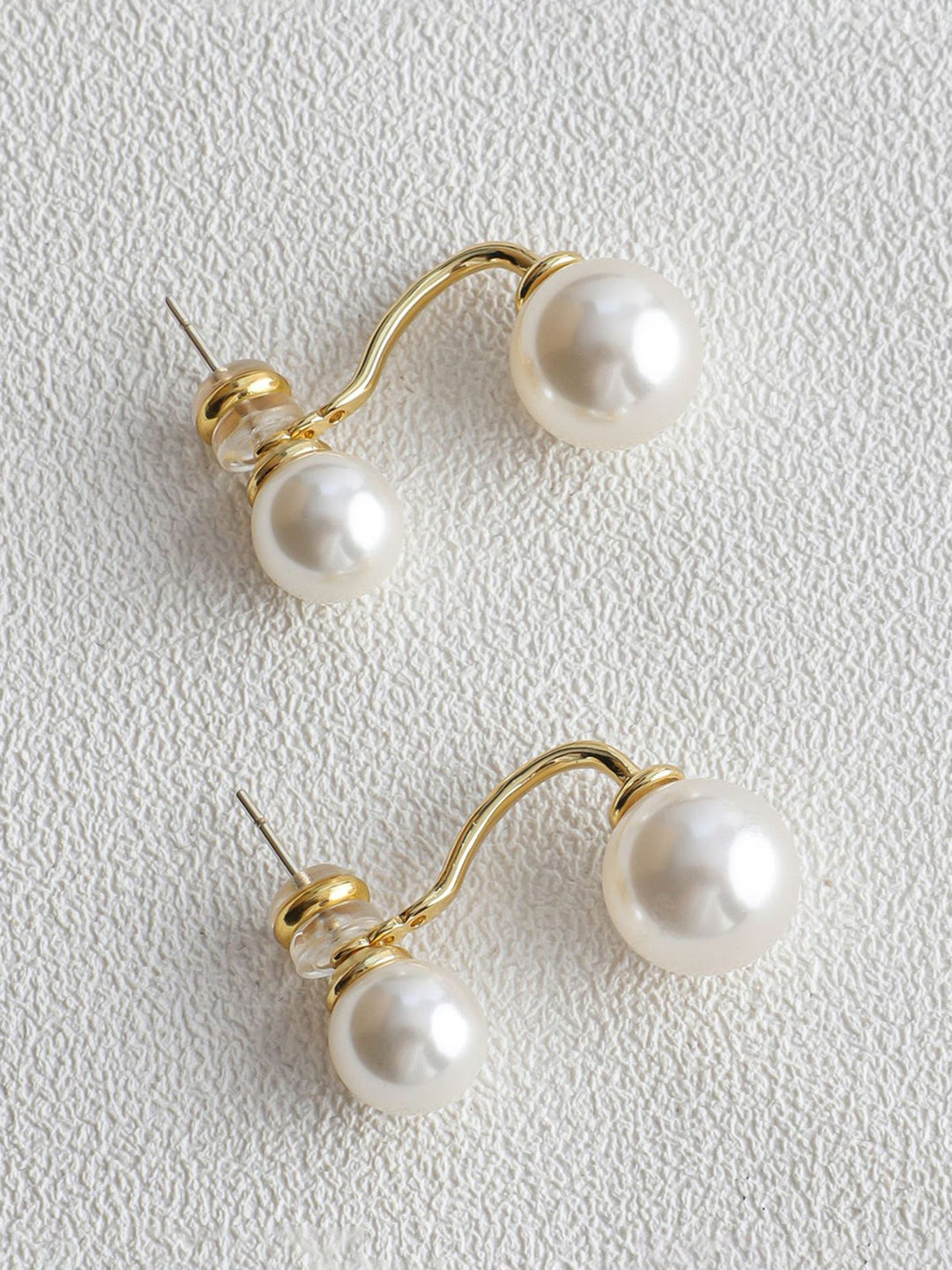 Elegante Ohrstecker mit doppelten Perlen