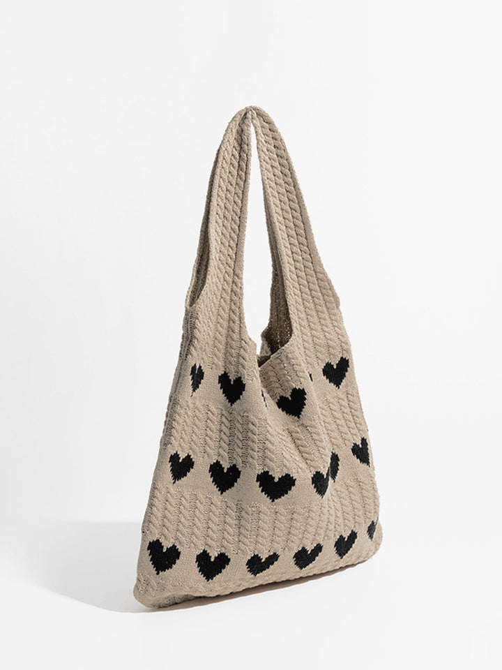 Gestrickte Schultertasche mit Herzmuster