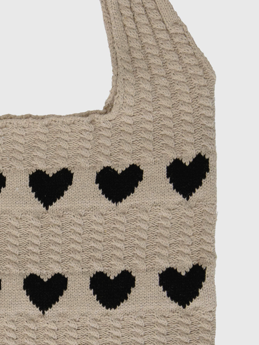 Gestrickte Schultertasche mit Herzmuster