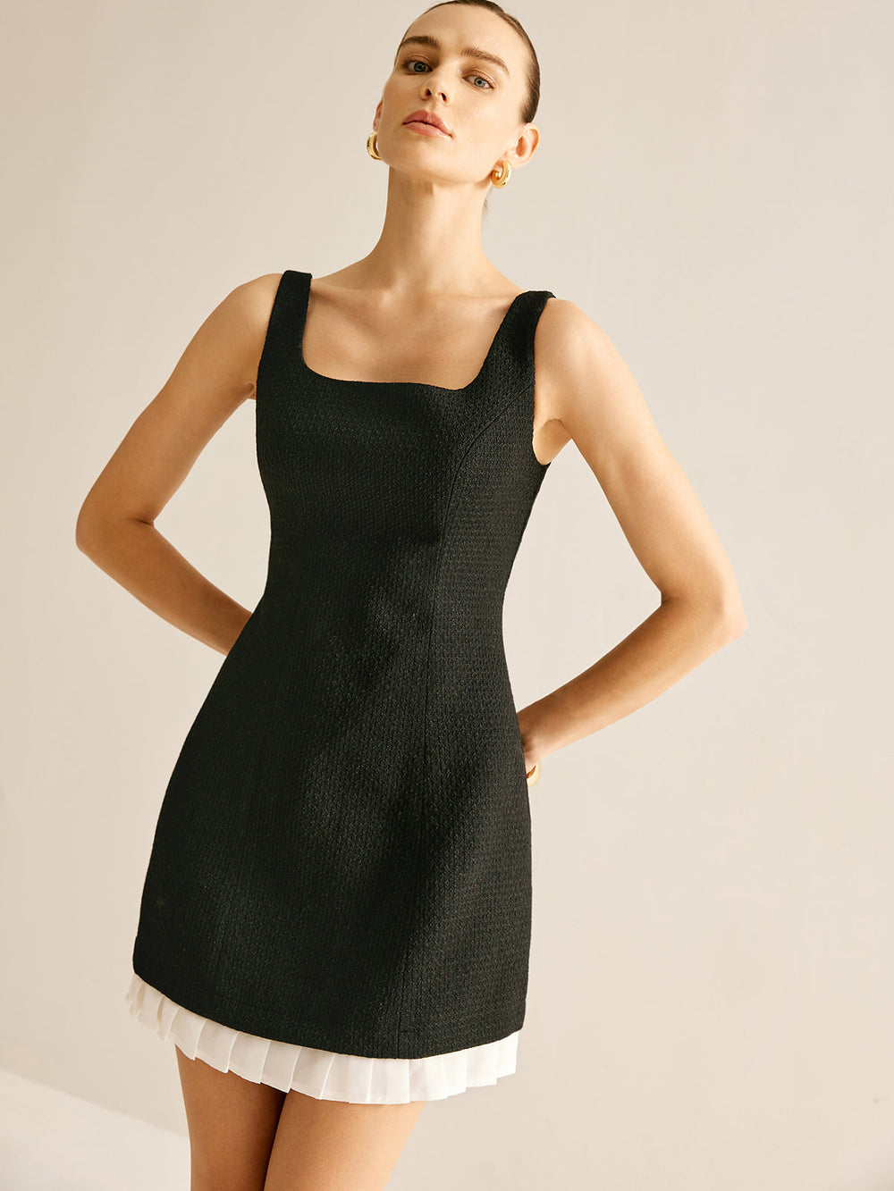 Kurzes Kleid mit Faltenbesatz aus Tweed