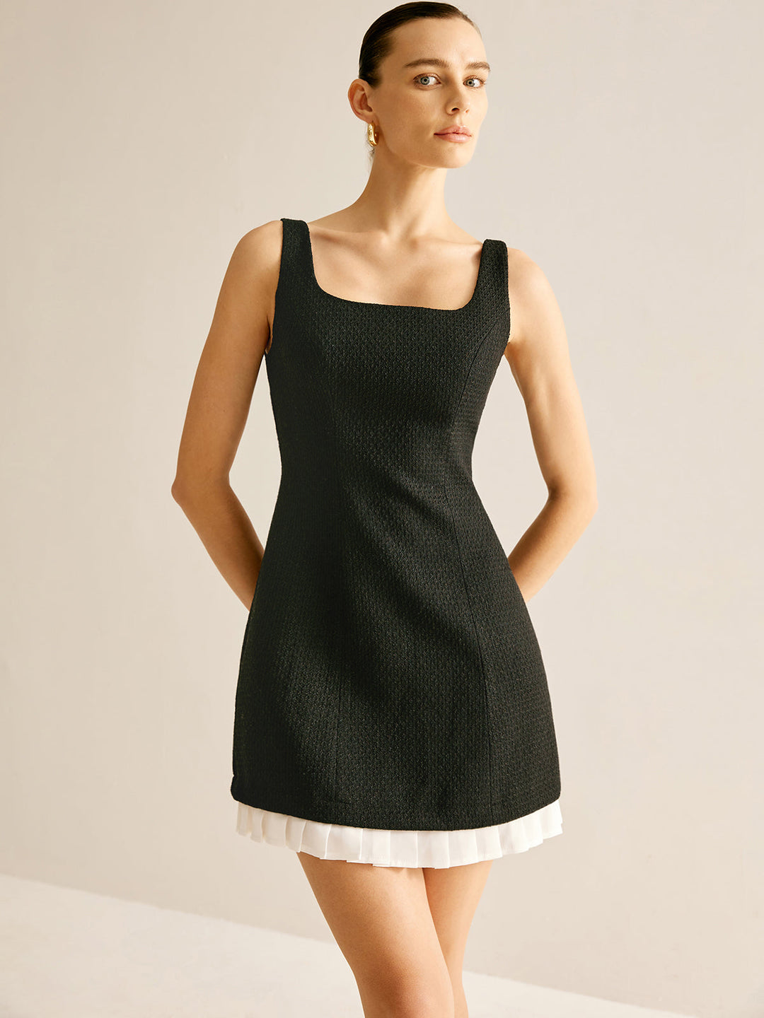 Kurzes Kleid mit Faltenbesatz aus Tweed