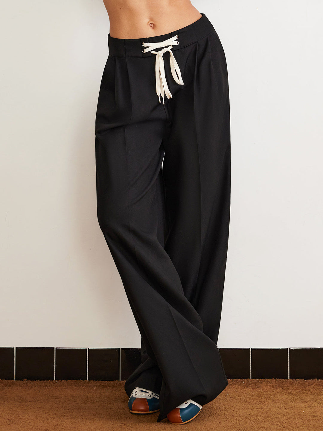Schlichte Hose mit Kordelzug und weitem Bein