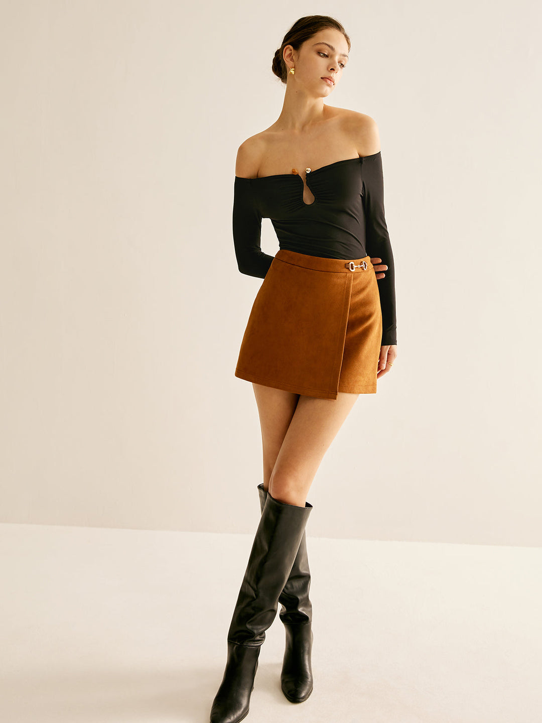 Minirock aus Wildleder mit Metalldetail