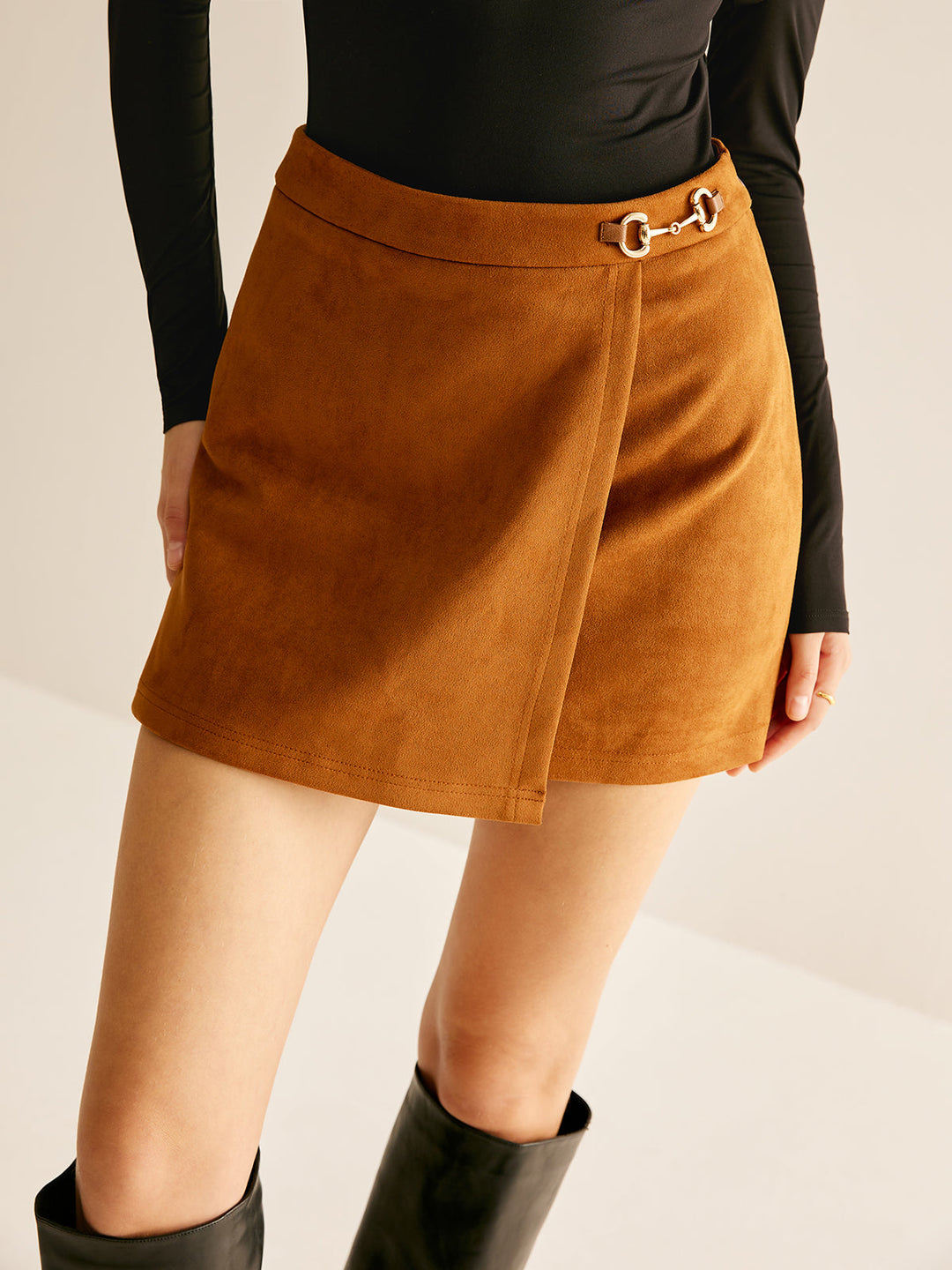 Minirock aus Wildleder mit Metalldetail