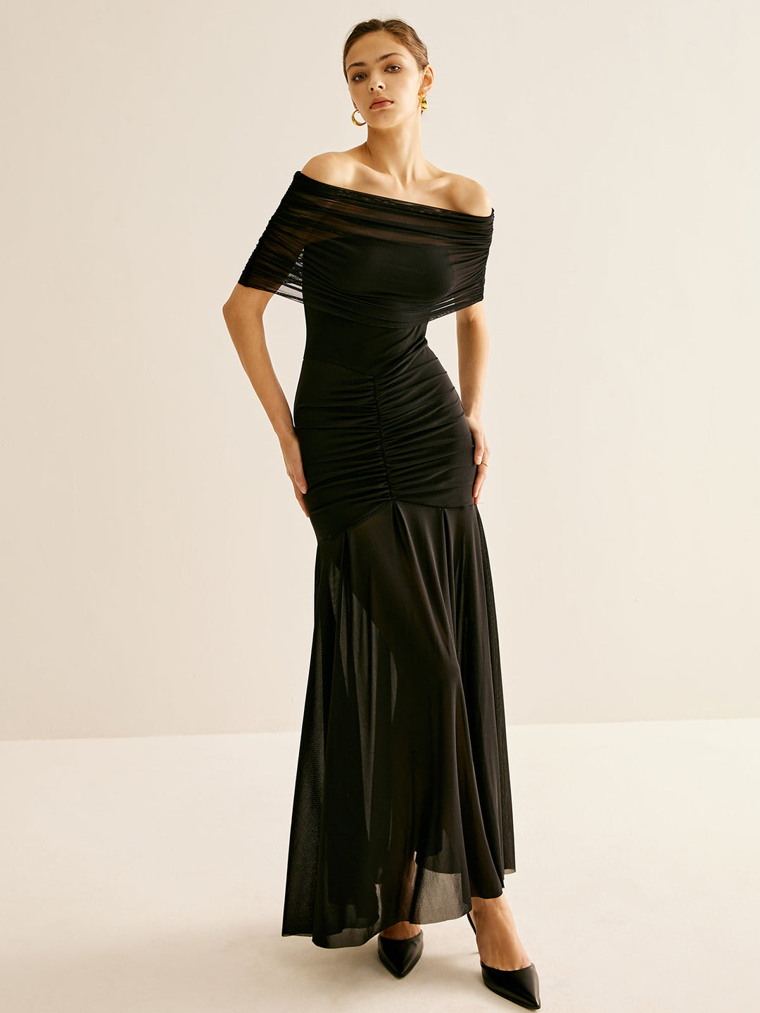Gefaltetes Netz-Schlauchkleid mit Schal