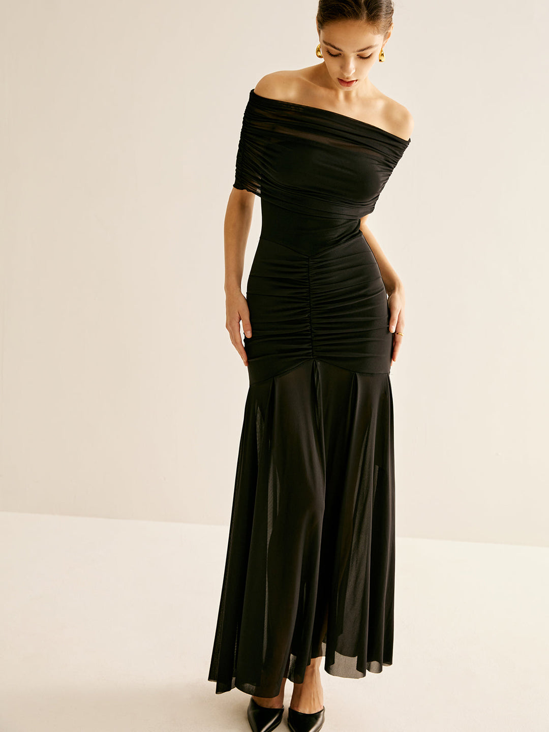 Gefaltetes Netz-Schlauchkleid mit Schal
