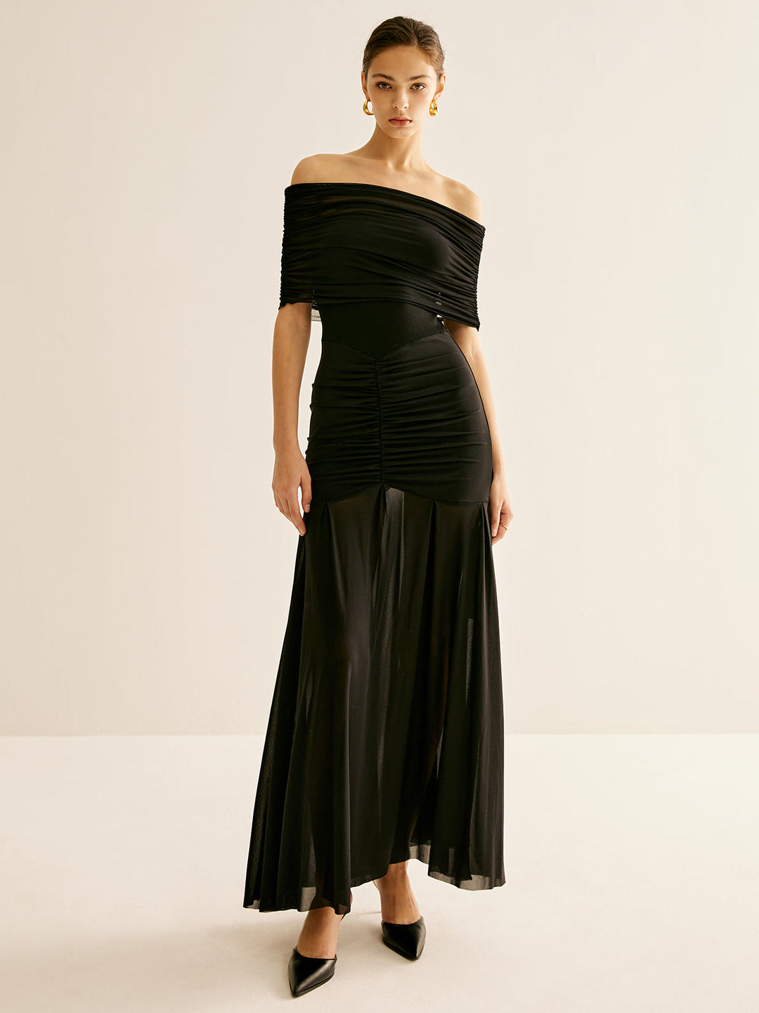 Gefaltetes Netz-Schlauchkleid mit Schal