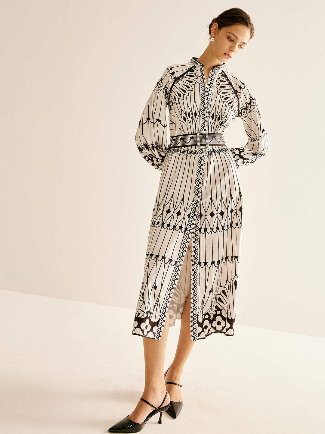 Böhmisches Kleid mit Stehkragen und Schlitz