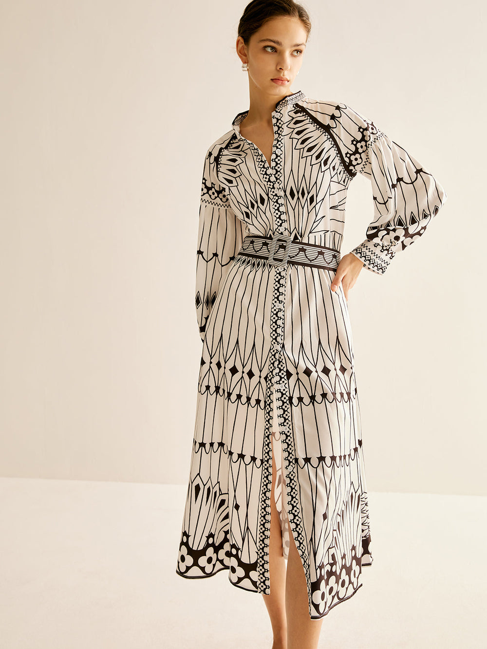 Böhmisches Kleid mit Stehkragen und Schlitz