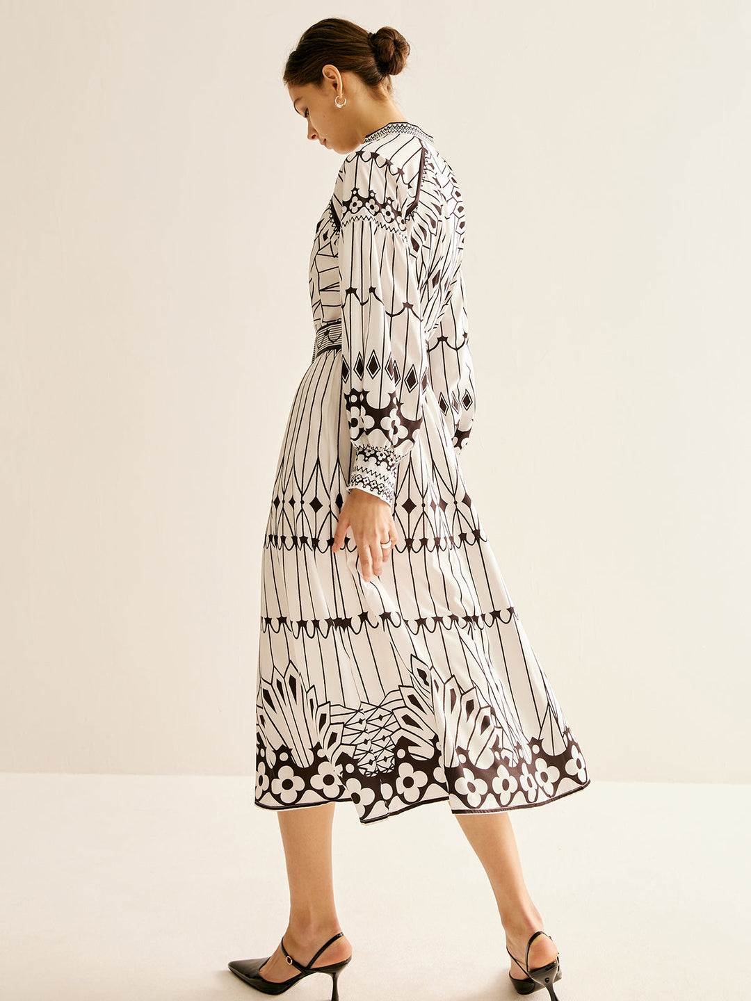 Böhmisches Kleid mit Stehkragen und Schlitz