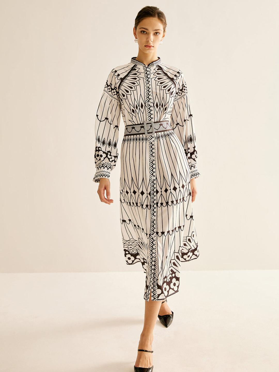 Böhmisches Kleid mit Stehkragen und Schlitz