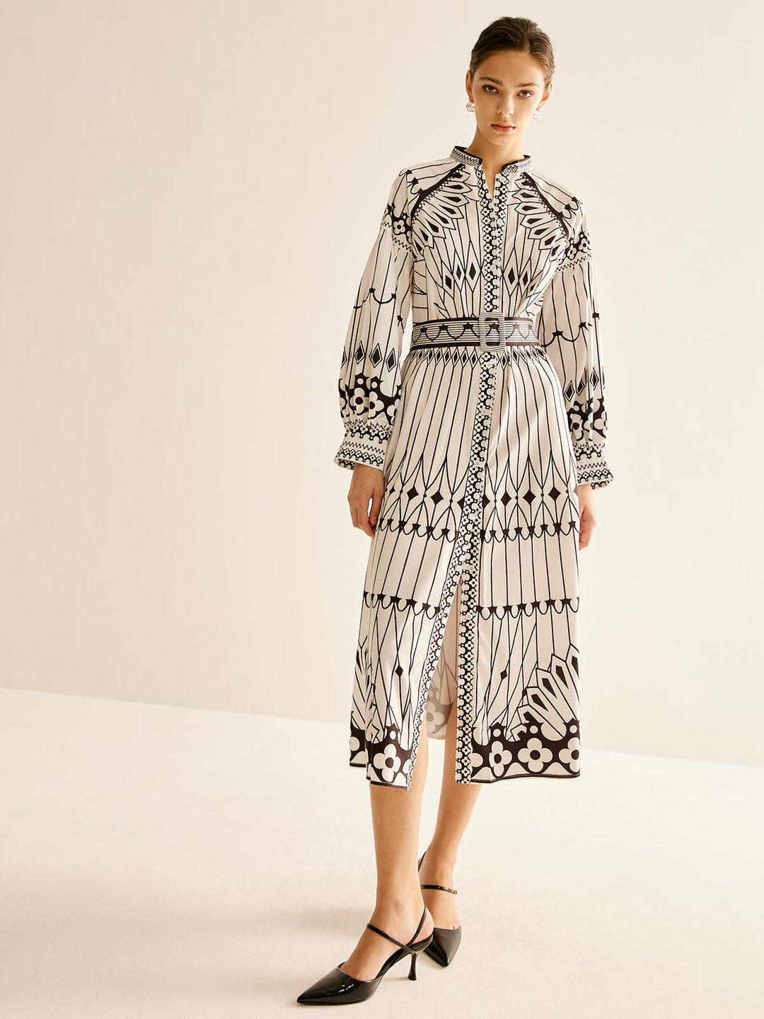 Böhmisches Kleid mit Stehkragen und Schlitz
