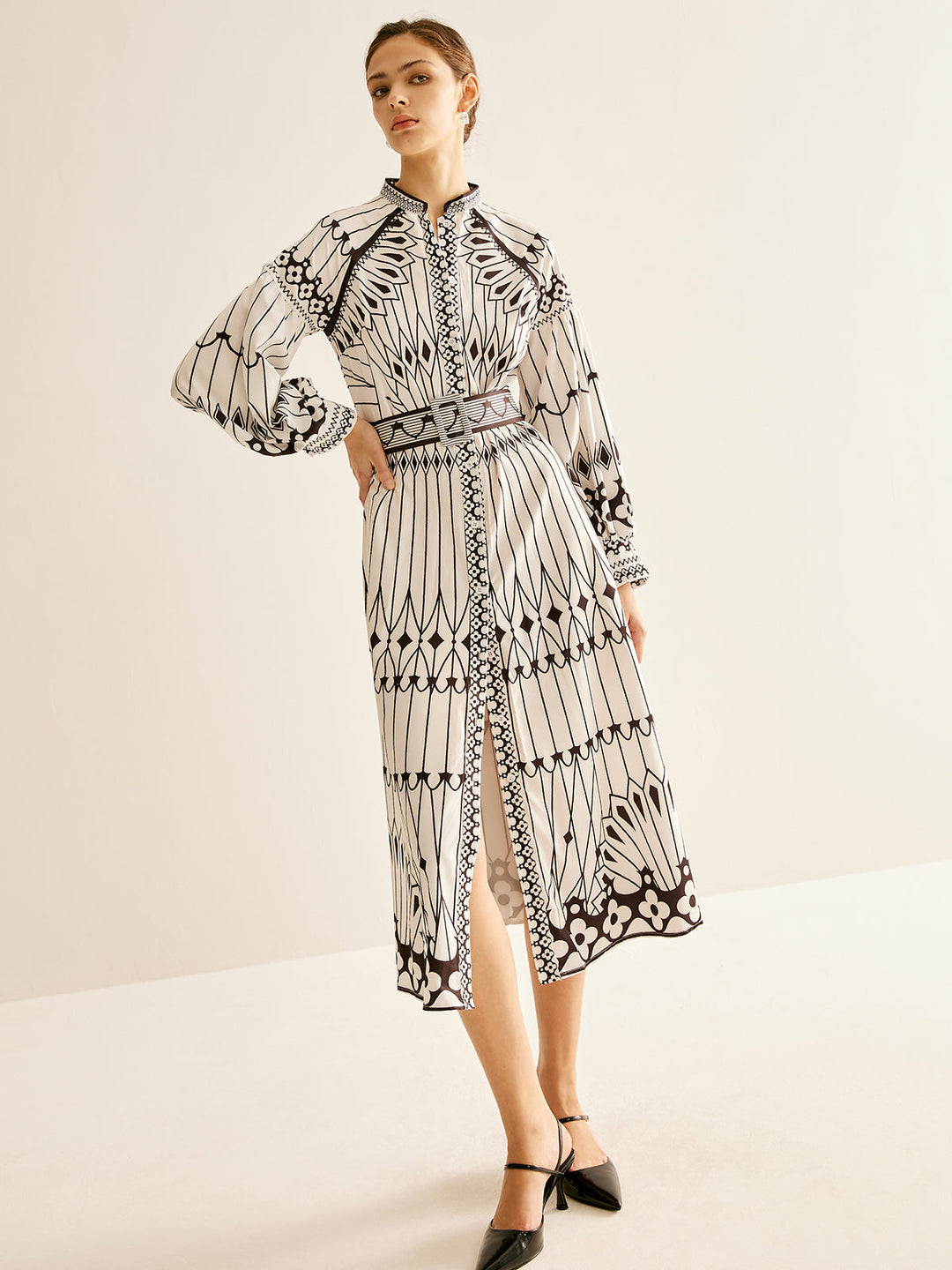 Böhmisches Kleid mit Stehkragen und Schlitz