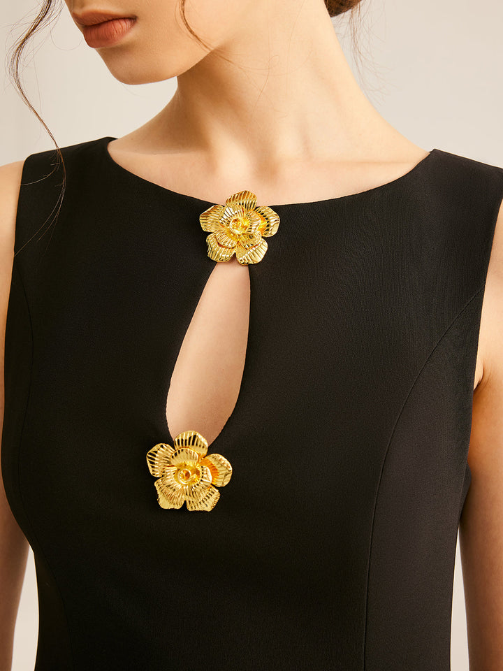 Goldfarbene Blumenbrosche Cut-Out-Strickkleid