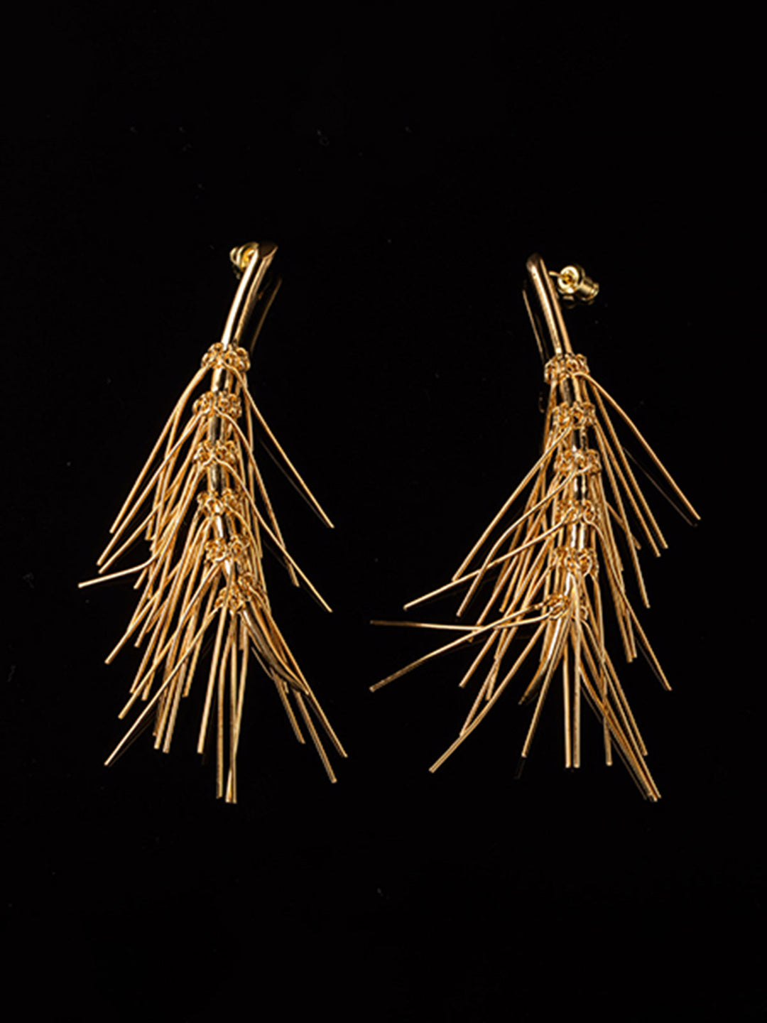 Goldene Ohrstecker mit Quaste