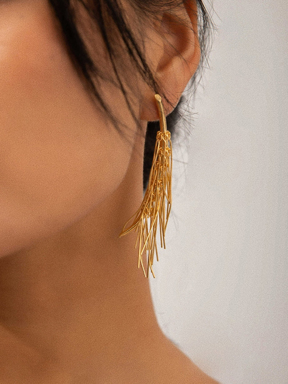 Goldene Ohrstecker mit Quaste