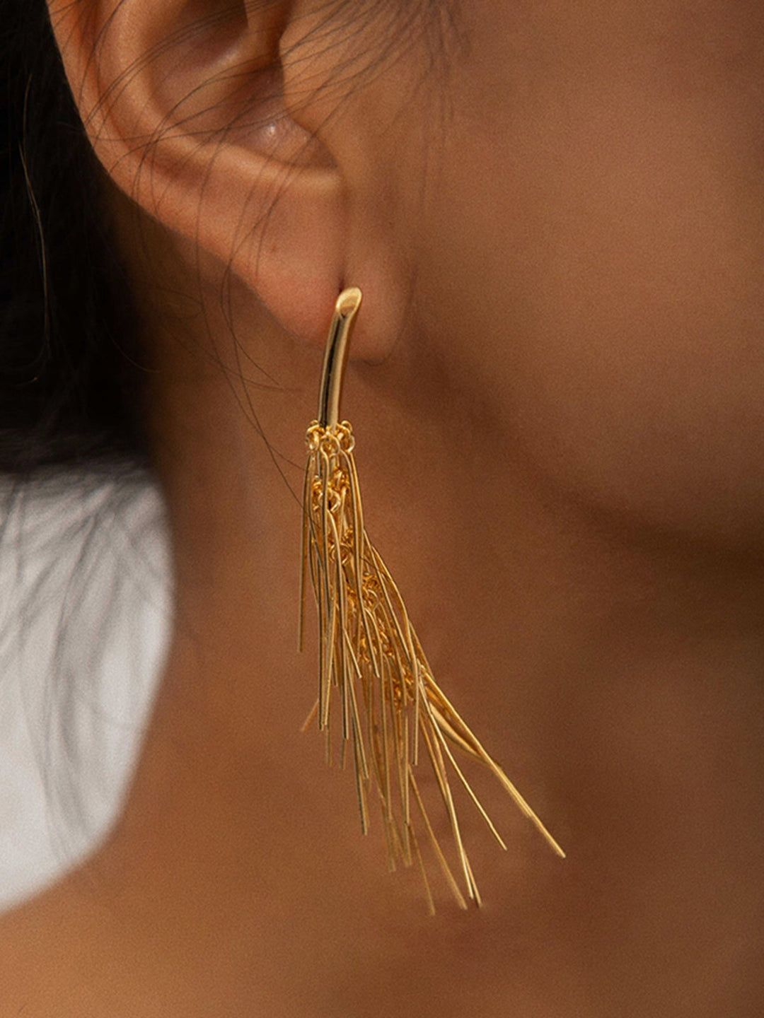 Goldene Ohrstecker mit Quaste