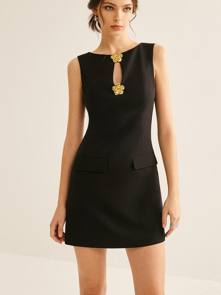 Goldfarbene Blumenbrosche Cut-Out-Strickkleid