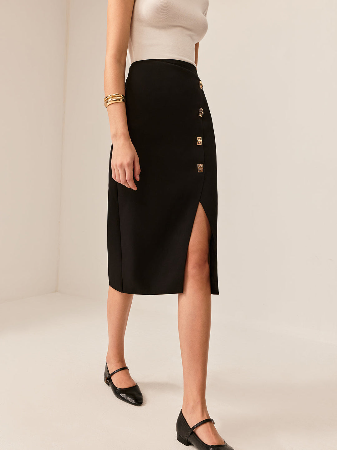 Rock mit Metalldetail und Schlitz