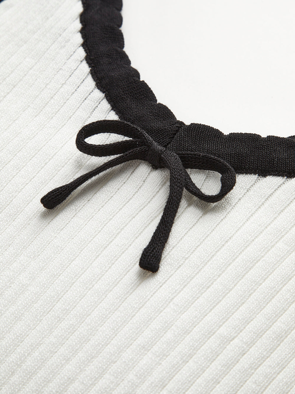 Pullover-Weste mit Kontrastbesatz und Schleife