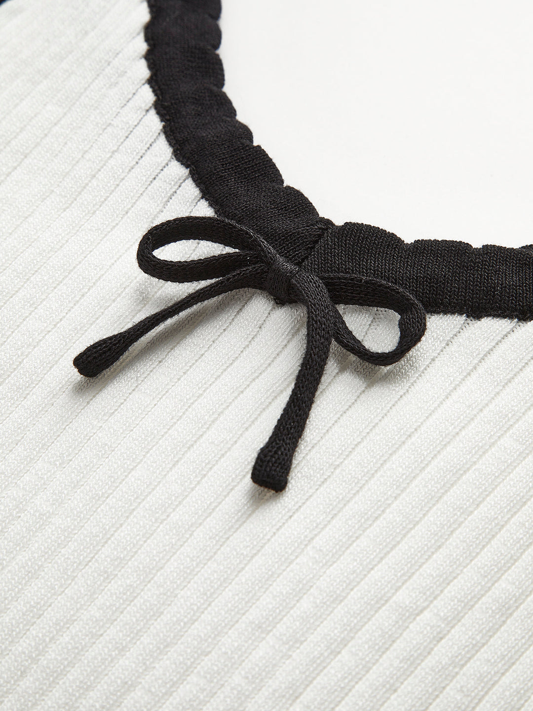 Pullover-Weste mit Kontrastbesatz und Schleife