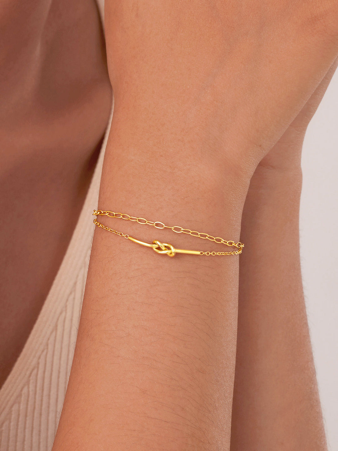 Elegantes Doppel-Lagen-Armband mit Knoten