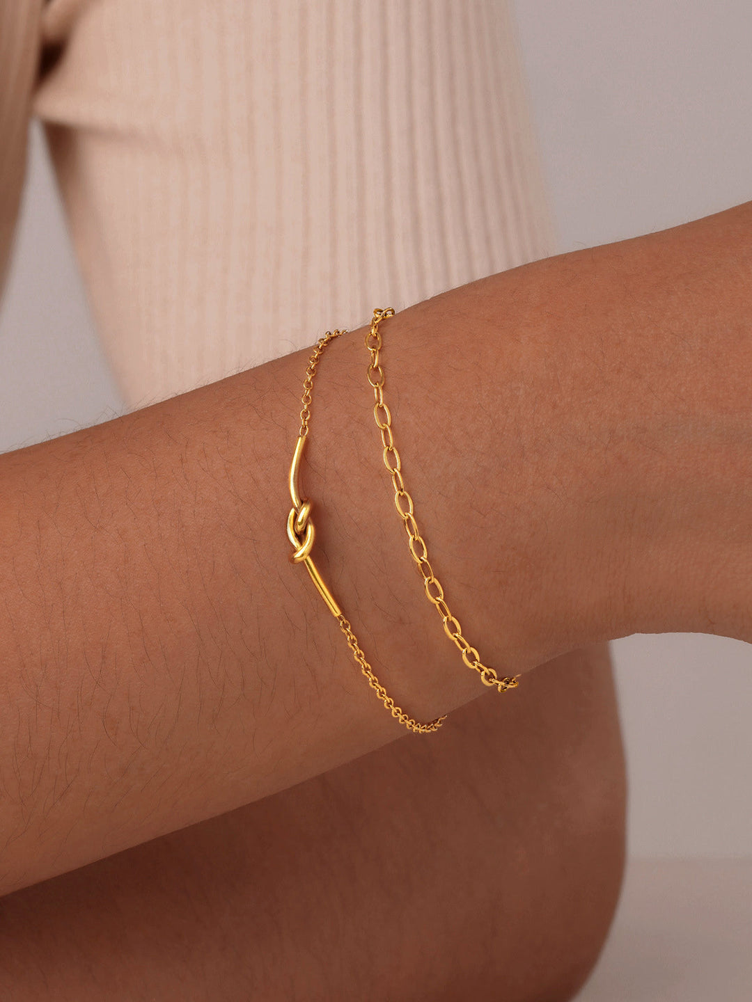 Elegantes Doppel-Lagen-Armband mit Knoten