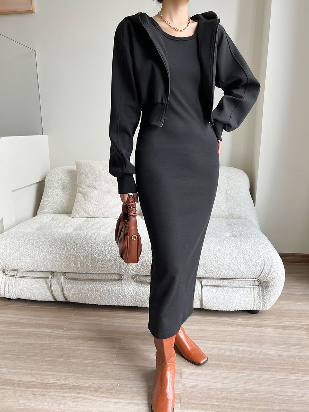 Asymmetrisches Maxikleid mit Rundhalsausschnitt und Schlitz