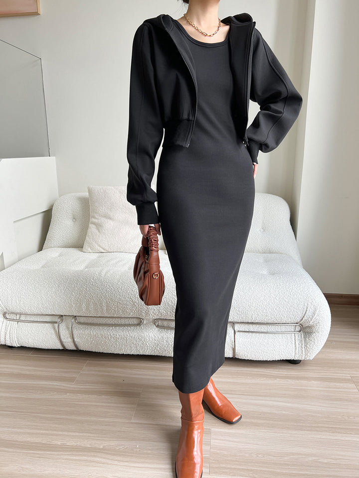 Asymmetrisches Maxikleid mit Rundhalsausschnitt und Schlitz