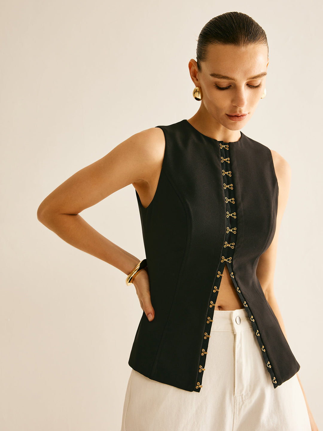Rundhals-Weste mit Metalldetails