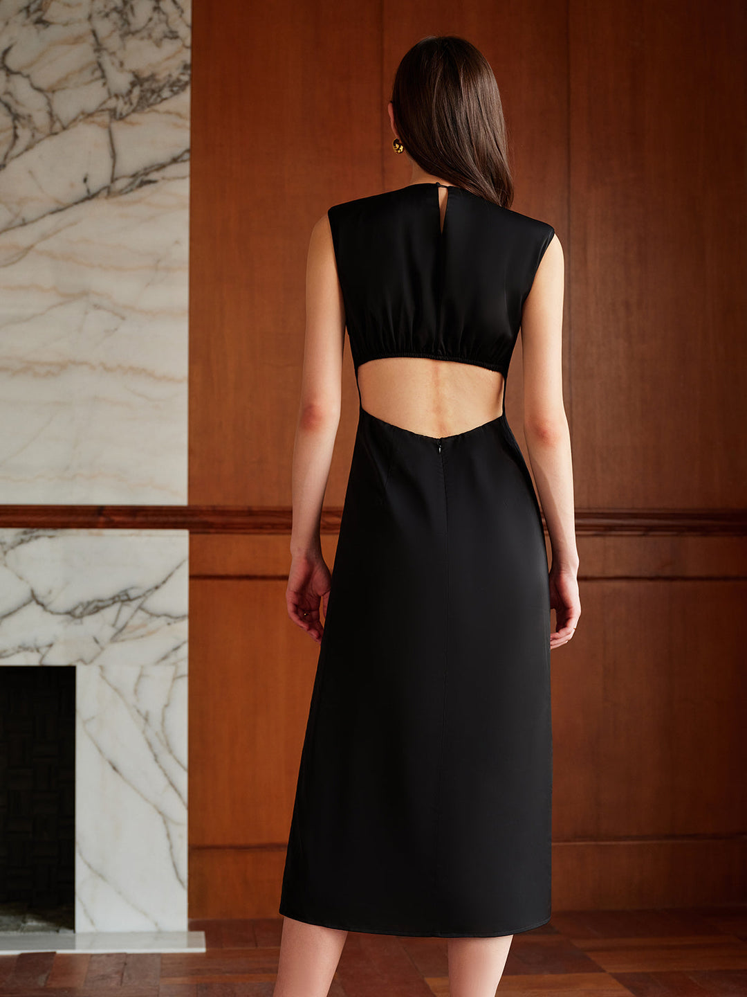 Kleid mit Spaghettiträger und Falten, ohne Rücken, mit Metalldetail