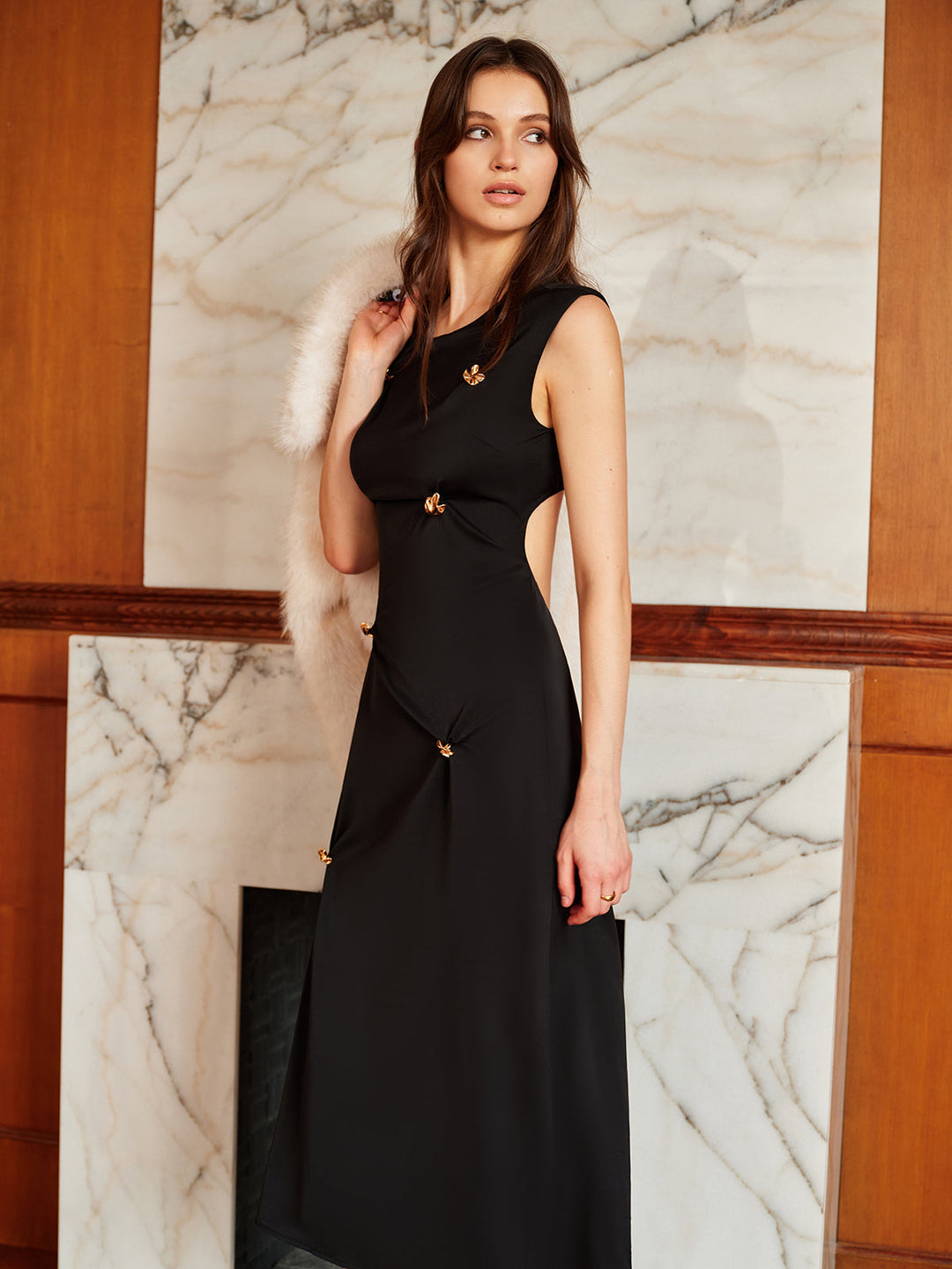 Kleid mit Spaghettiträger und Falten, ohne Rücken, mit Metalldetail