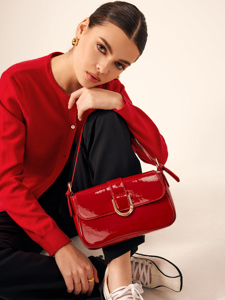 Glänzende Schnallen-Tasche mit Klappe