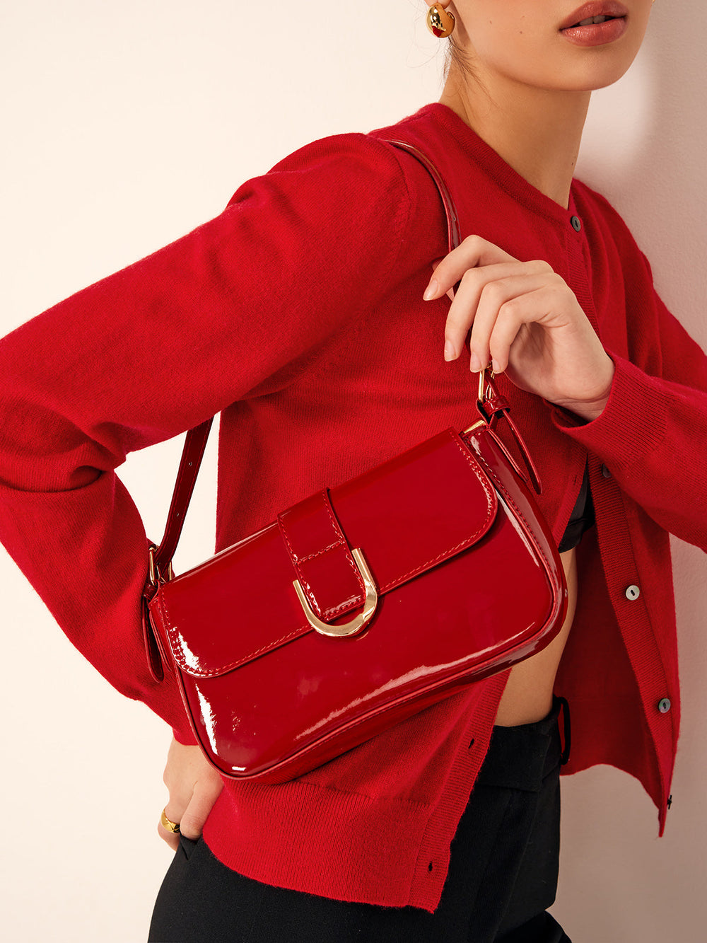 Glänzende Schnallen-Tasche mit Klappe