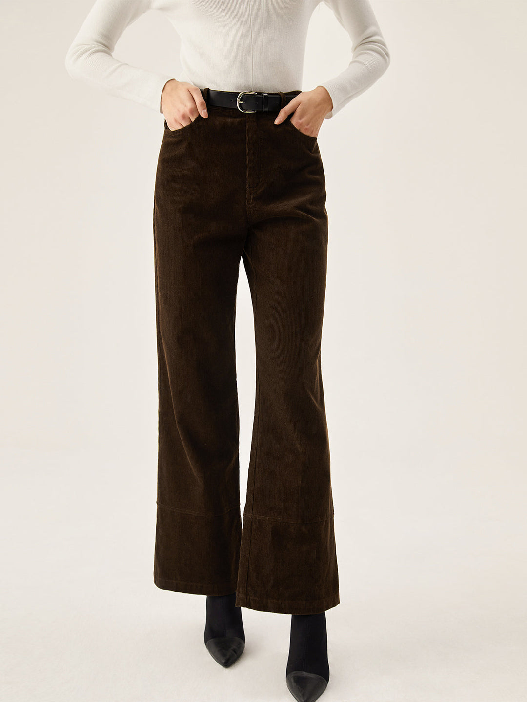 Cordhose mit weitem Bein und Taschen