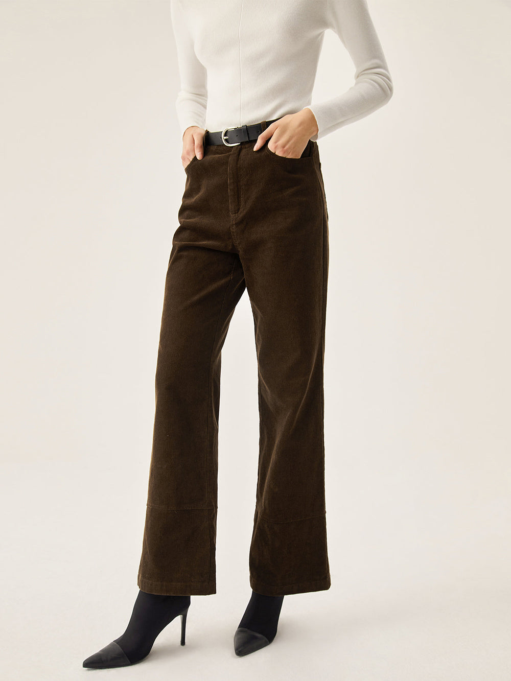 Cordhose mit weitem Bein und Taschen