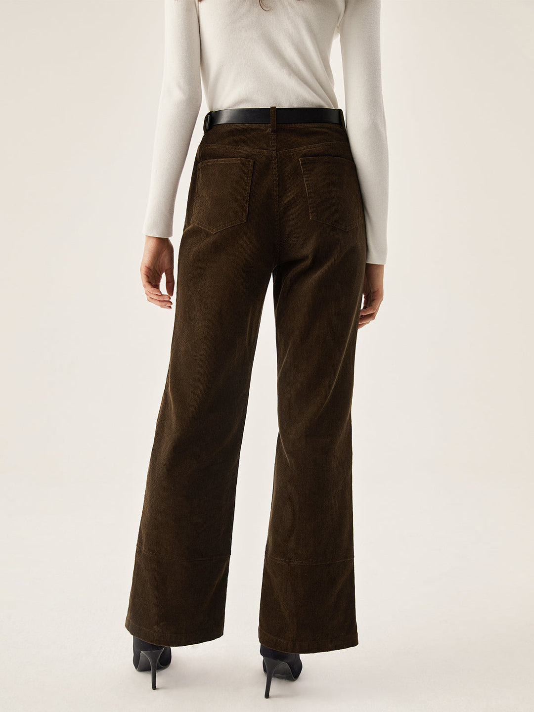 Cordhose mit weitem Bein und Taschen